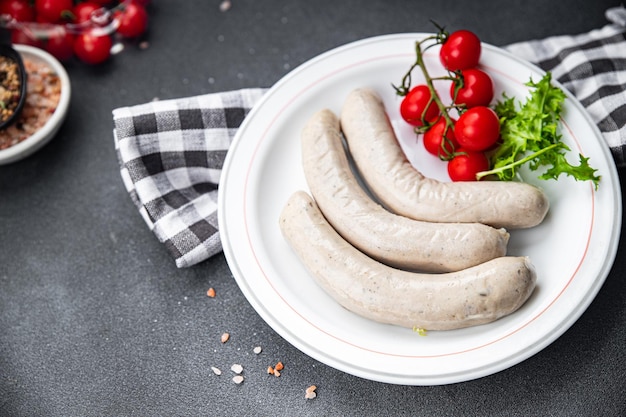 Biała kiełbasa weisswurst cielęcina smalec wieprzowy przyprawy naturalna osłonka posiłek przekąska na stole