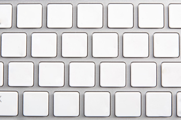 Biała klawiatura z pustymi klawiszami