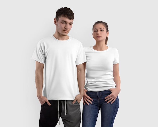 biała koszulka na dziewczynie i facecie na białym tle na tle w studio ubrania do projektowania