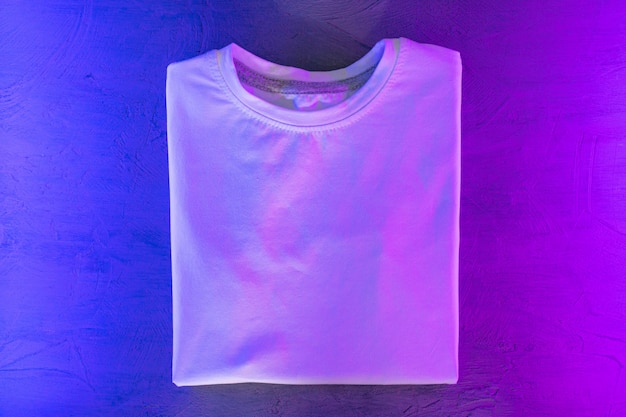 Biała koszulka unisex w neonowym świetle