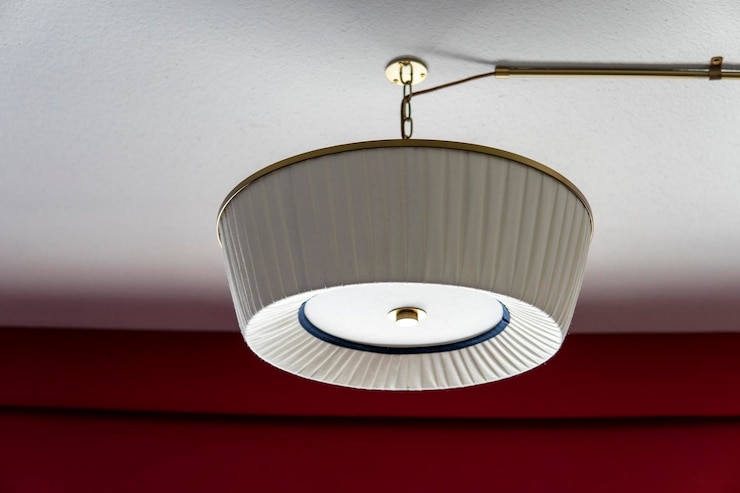 Zdjęcie biała lampa wisząca na suficie