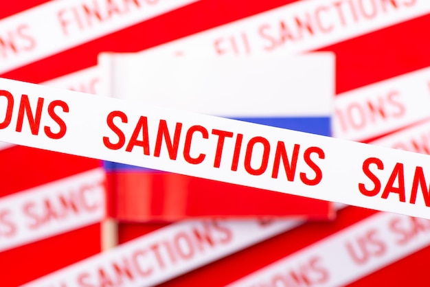 Biała linia z napisem Sankcje wobec flagi Federacji Rosyjskiej Koncepcja sankcji wobec rządu rosyjskiego