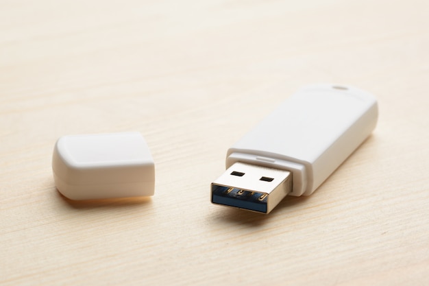 Biała, Odłączona Pamięć Usb Z Nasadką Na Jasnym Drewnianym Stole