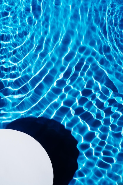 Biała okrągła kopia przestrzeni w przezroczystej, świeżej, niebieskiej powierzchni wody z drobinkami w odcieniu fal Opieka zdrowotna spa Pionowo