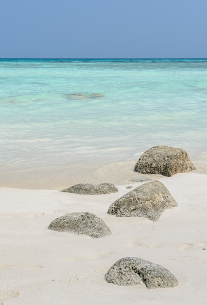 Biała piasek plaża ze skałą
