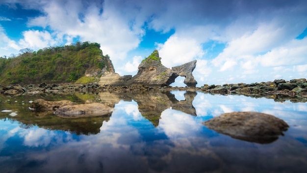 Biała Piaszczysta Plaża Atuh, Nusa Penida