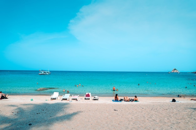 Biała plaża na tropikalnej wyspie