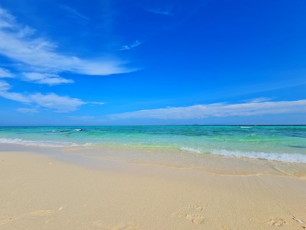 Zdjęcie biała plaża z błękitnym oceanem i błękitnym niebem w tajlandii