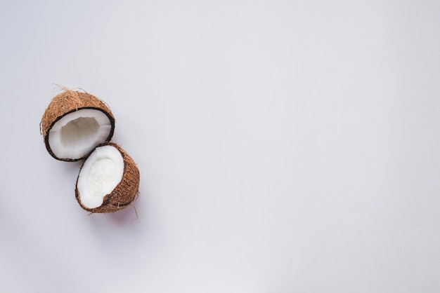 Zdjęcie biała powierzchnia z kokosa cięte na pół