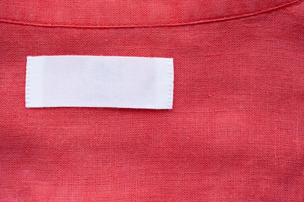 Biała Pusta Etykieta Odzież Na Czerwonej Lnianej Koszuli Tkaniny Tekstura Tło