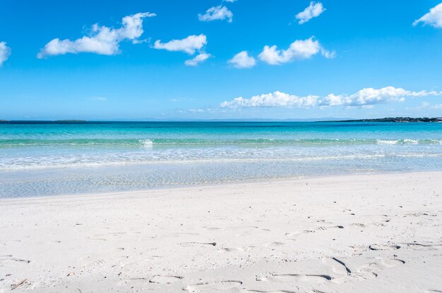 Biała pustynna plaża i turkusowa woda