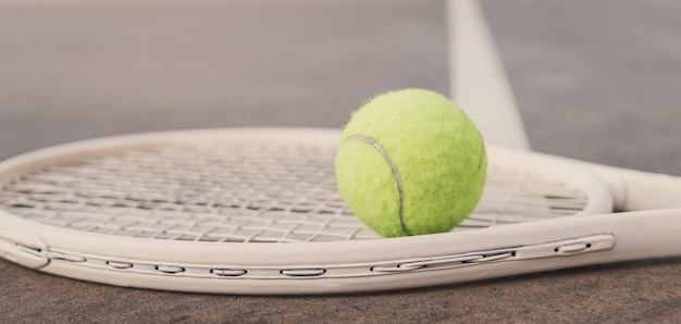 Zdjęcie biała rakieta tenisowa i zielona piłka na korcie, aktywny, koncepcja odnowy biologicznej