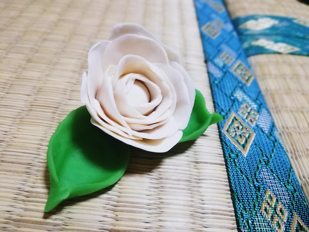 Zdjęcie biała róża z gliny