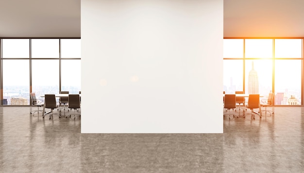 Biała ściana w nowoczesnym biurze