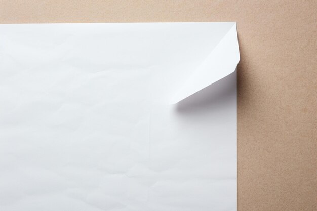 Zdjęcie biała ściana z obrazem kawałka papieru, na którym jest to słowo