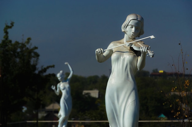 Biała statua Yong kobieta w kwadracie