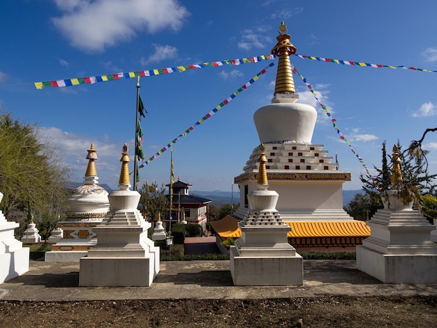 Biała stupa w klasztorze Graus Hiszpania