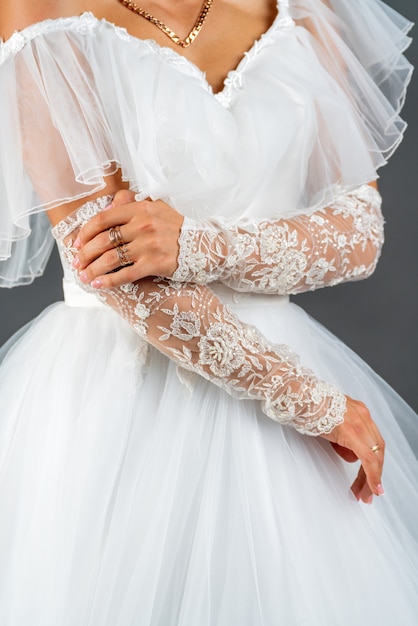 Biała sukienka panny młodej. Lekka tekstura tkaniny. Tradycyjna odzież ślubna.