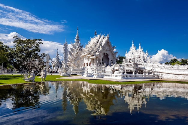 Biała świątynia Wat Rong Khun. Znane miejsce w Tajlandii i popularne wśród obcokrajowców, Chiang Rai, Tajlandia,