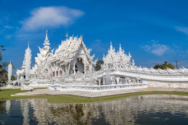 Biała Świątynia znana jako Wat Rong Khun w Chiang Rai w Tajlandii