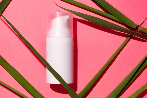 Biała tubka produktu do pielęgnacji skóry na koncepcji reklamy na różowym tle