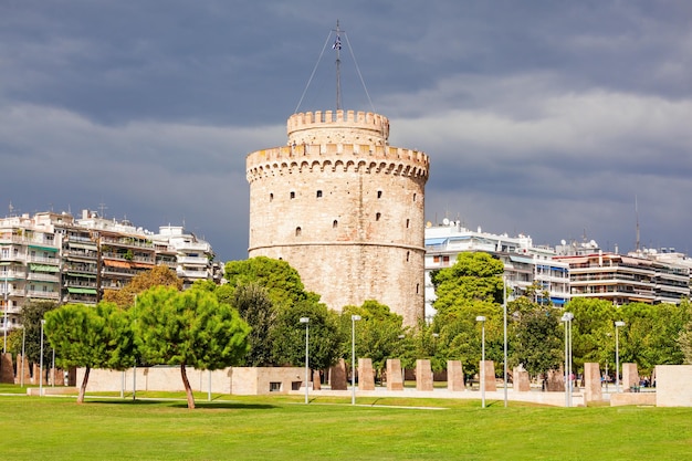 Biała Wieża w Salonikach to pomnik i muzeum na nabrzeżu Salonik, stolicy regionu Macedonii w północnej Grecji