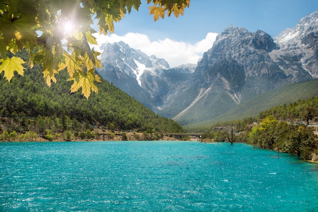 Biała Wodna Rzeczna siklawa i chabeta smoka Śnieżna góra, Lijiang, Yunnan, Chiny.