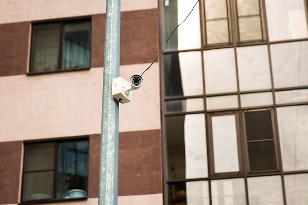 Biała Zewnętrzna Kamera Do Monitoringu W Mieście