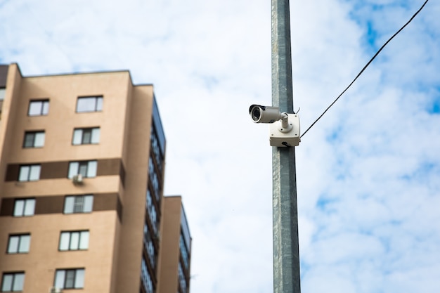 Biała Zewnętrzna Kamera Do Monitoringu W Mieście