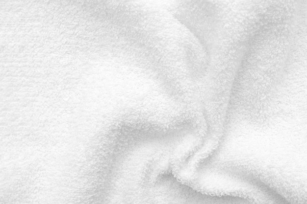 Biała zmięta tkanina frotte z zakładkami. Tekstura ręcznik.