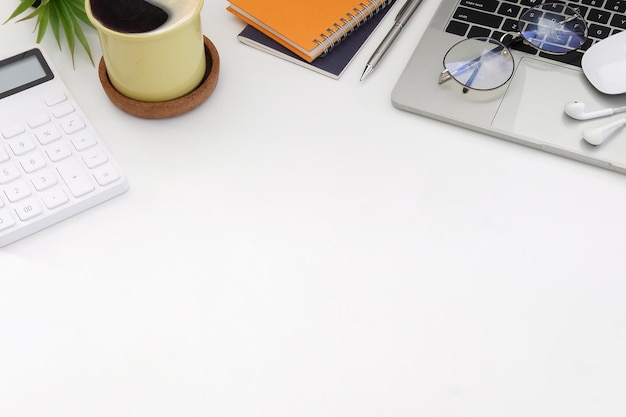 Białe biurko z komputerem laptop okulary filiżanka kawy i notatnik Widok z góry