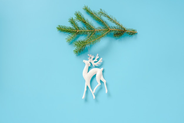 Białe Boże Narodzenie dekoracji jelenia zabawka na gałęzi jodły. Koncepcja Wesołych Świąt lub Szczęśliwego nowego roku.