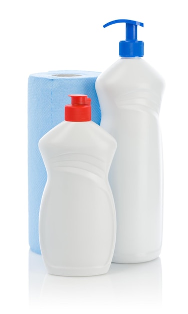 Białe butelki i niebieski ręcznik na białym tle