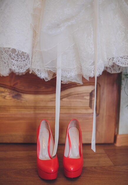 Białe buty i suknia ślubna