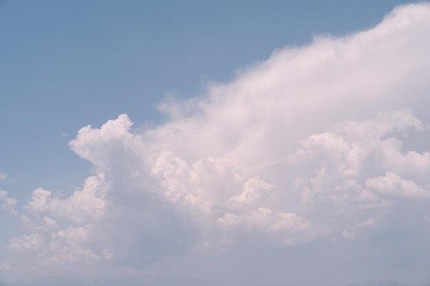 Białe chmury cumulus na tle błękitnego nieba