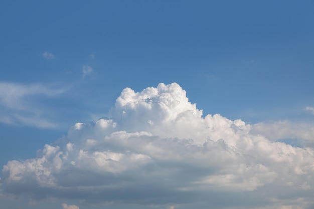 Białe chmury cumulus