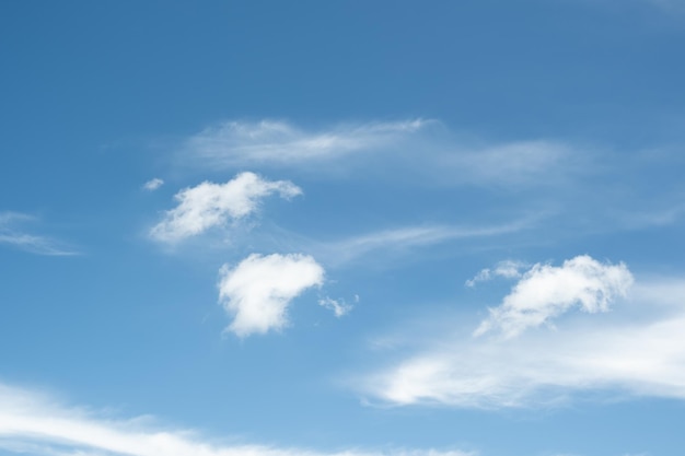 Białe chmury mają osobliwy i wiejski kształt. Niebo jest pochmurne i niebieskie
