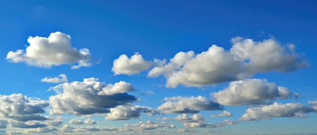Zdjęcie białe chmury na błękitnym niebie
