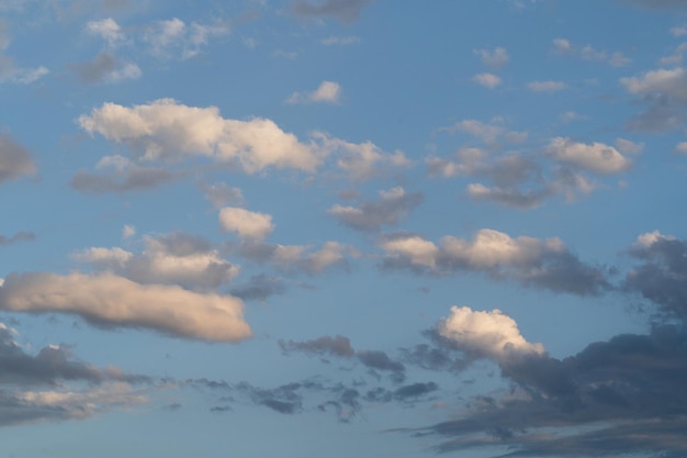 Białe chmury na niebieskim niebie Natura Cloudscape