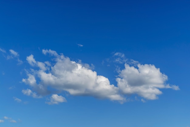 Białe chmury na niebieskim niebie o różnych kształtach