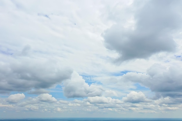 białe chmury na tle błękitnego nieba, abstrakcyjna tapeta sezonowa, atmosfera słonecznego dnia