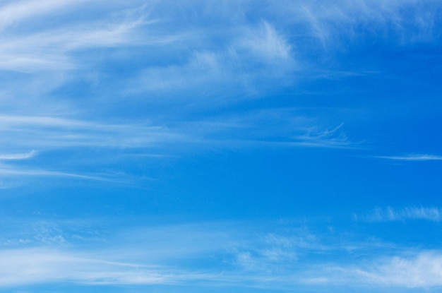 Zdjęcie białe chmury w błękitne niebo