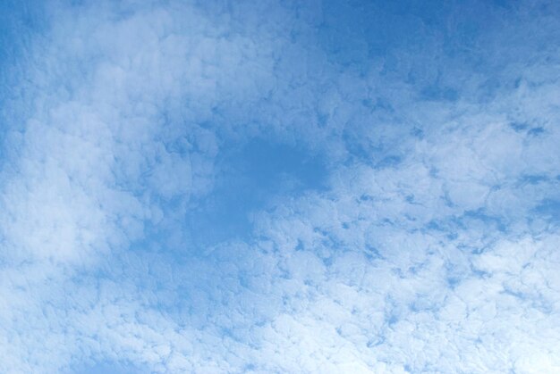 białe chmury w błękitne niebo