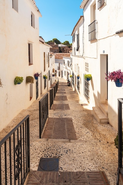 Białe domy urocze miasteczko w prowincji Malaga Andalucia