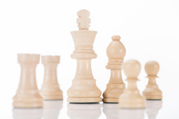 białe drewniane figurki szachowe białe