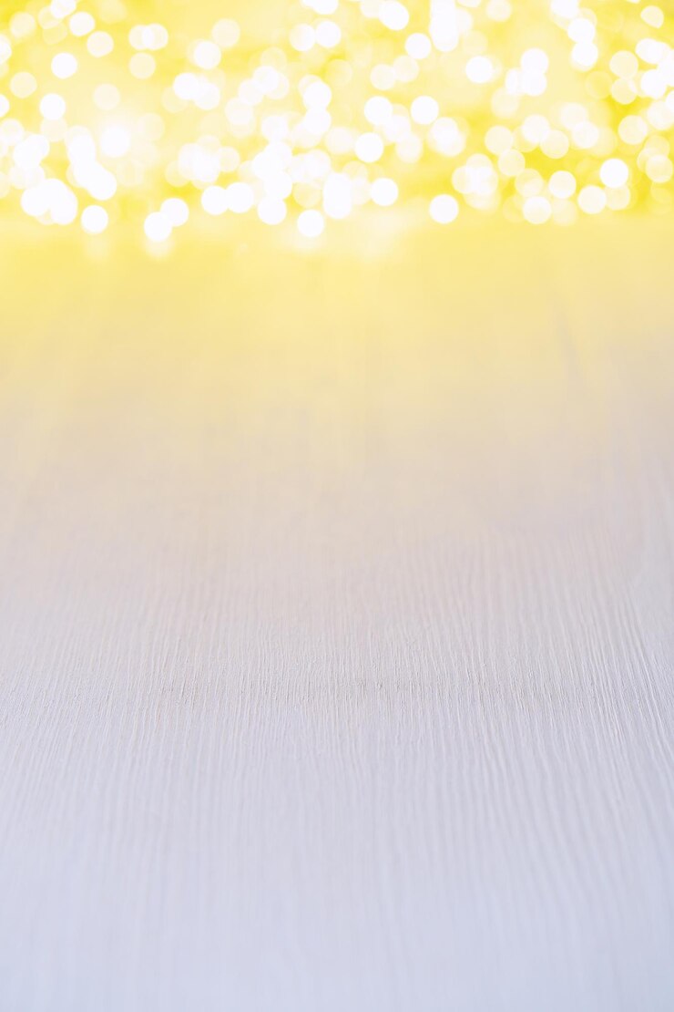 Białe drewniane tło z bokeh Biały drewniany blat na niewyraźnej oświetlonej girlandzie
