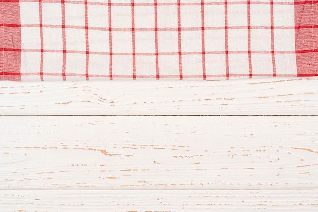 Białe drewniane tło zmięty biały czerwony kolor w kratkę kuchnia serwetka tekstura nakrycie stołu