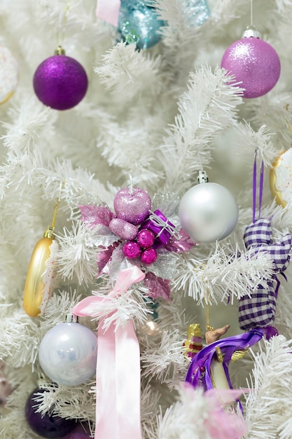 Białe drzewo ze świątecznymi zabawkami