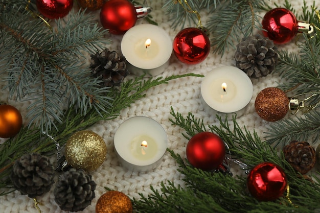 Białe dziane tło z świąteczną dekoracją i świecami