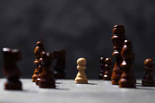 Białe i czarne figury na szachownicy